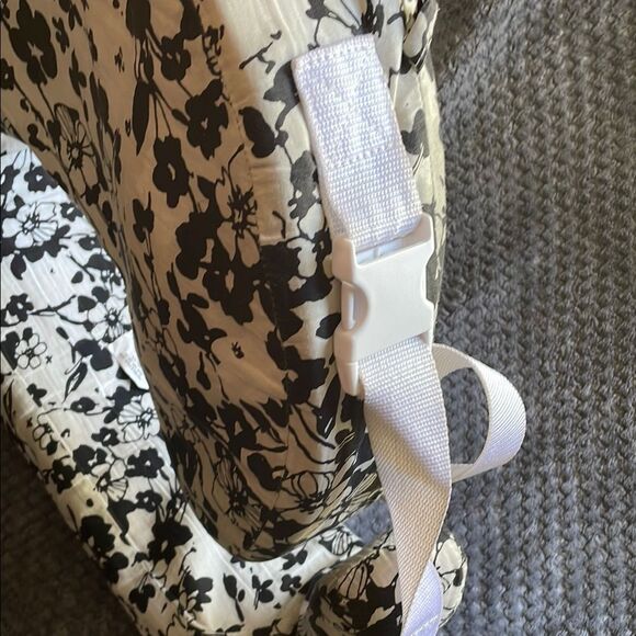 My brest friend Black and White Floral feeding pillow - Picture 7 of 8